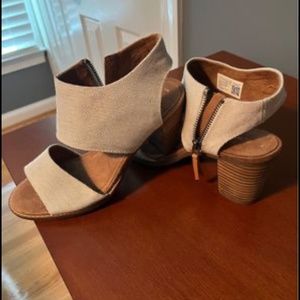 Tom’s women’s Majcut- natural color.